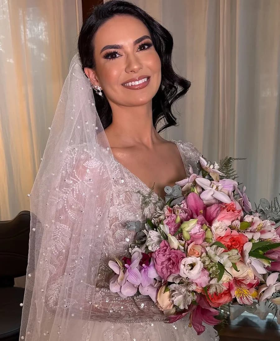 Noiva com buquê colorido, maquiagem e penteado por Luana Azevedo