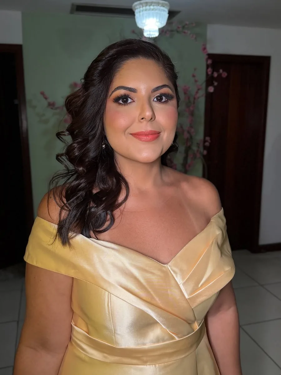Convidada com maquiagem dourada para casamento